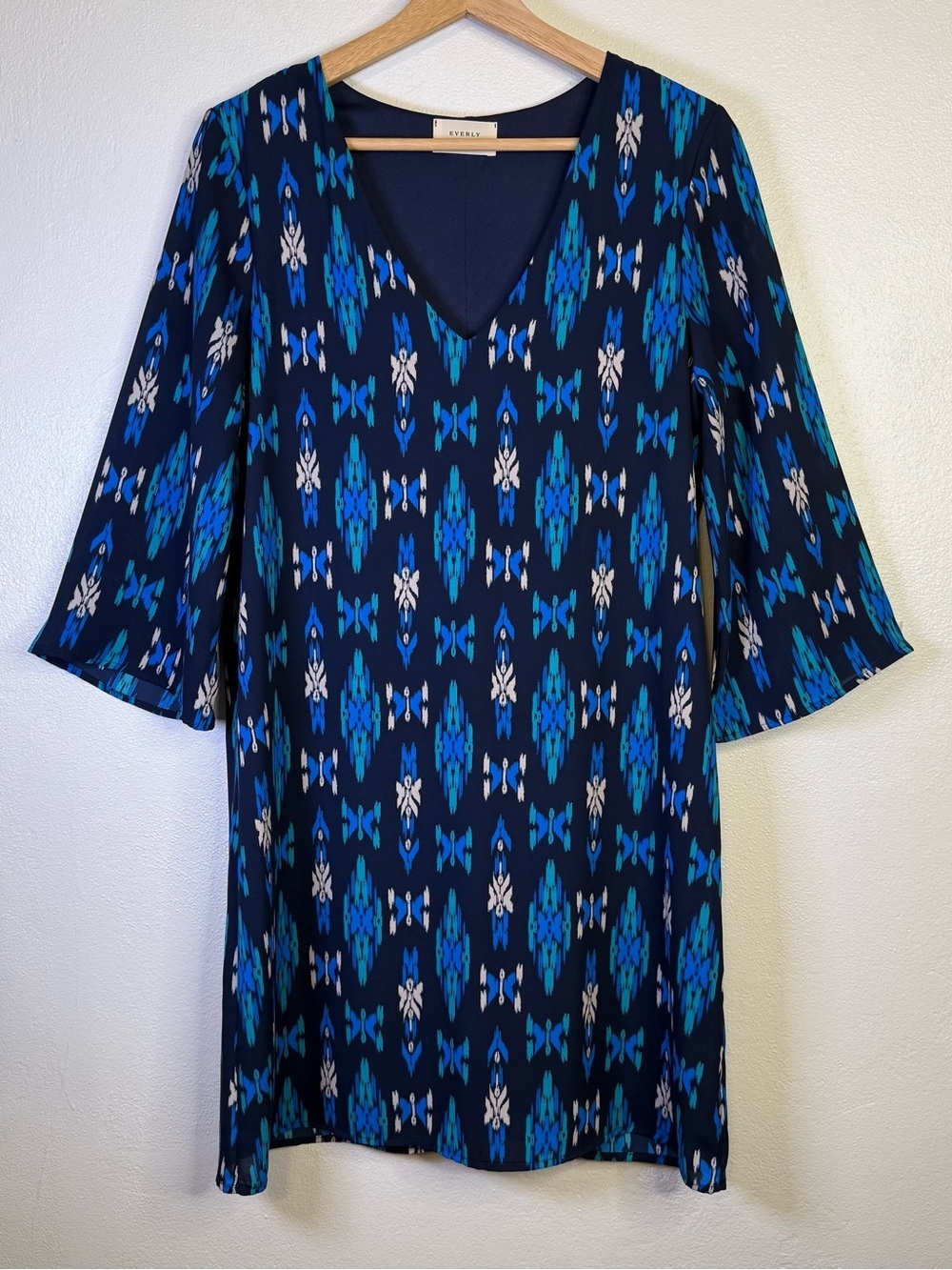 Everly Blue & White Geometric Print Shift Dress Women's Size Medium 3/4 Sleeve